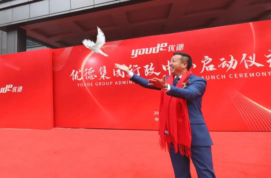 牛留栓会长放飞吉祥鸽.jpg 牛留栓会长放飞吉祥鸽.jpg