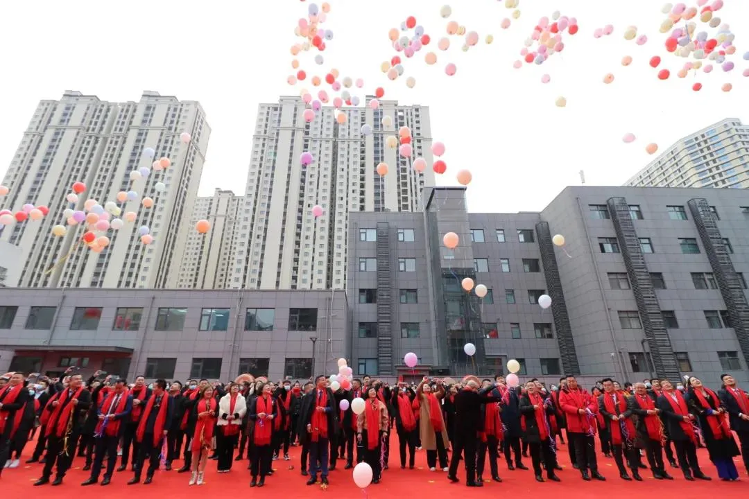 会领导一起放飞梦想气球.jpg 会领导一起放飞梦想气球.jpg